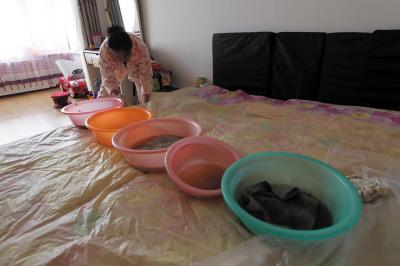 盘锦楼上漏水，住户失联，小区没物管，业主维权难！律师来支招……